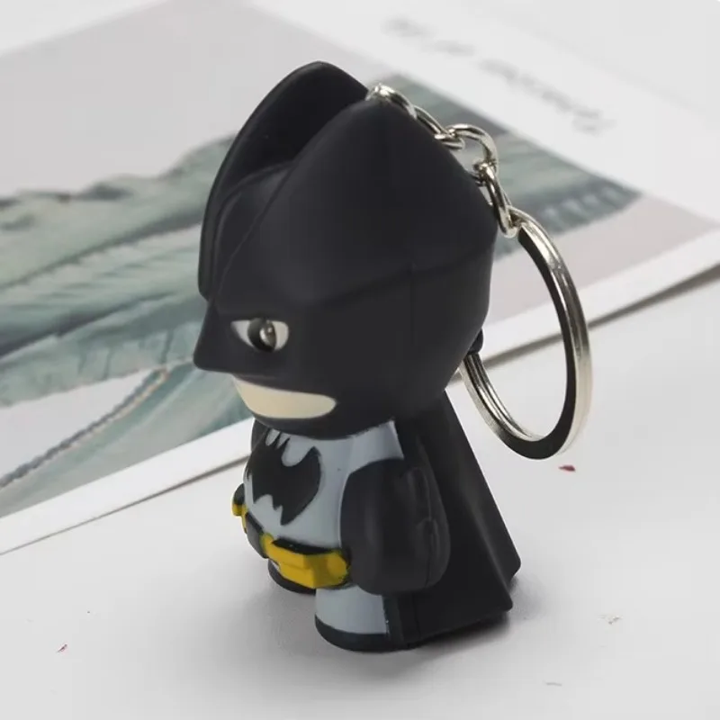 Llaveros de Batman The Dark Knight Rises, figura luminosa de ojos, juego periférico de Anime, modelo de adorno, regalo de Festival, juguetes para niños, 6cm