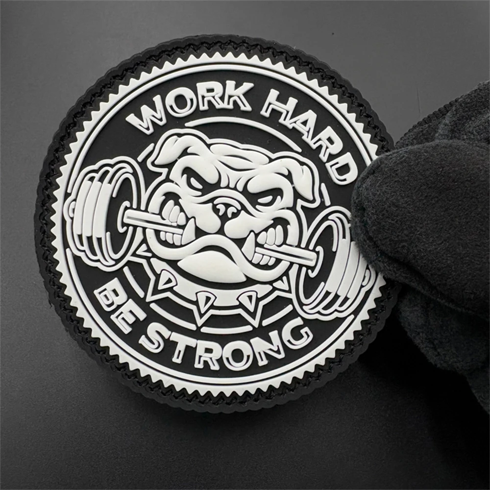 1 insignia de parche de Material de Pvc 3D con patrón de perro con mancuernas en blanco y negro, efecto luminoso, con hebilla de gancho en la parte posterior, adecuada para bolsos, mochilas, chalecos y parches bordados decorativos de kimono