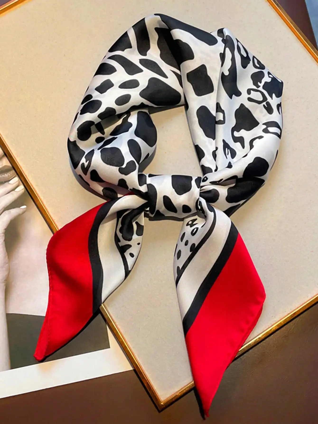 

1pc Faux Silk Retro Leopard Print 70cm Small Square Scarf, Fashion Versatile Bandana, Waist Belt, Decorative Scarf, Suitable For