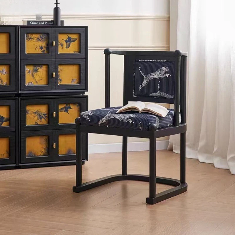 Quiet wind small apartment dining table and chairs leopard leopard chair French light luxury solid wood round table modern