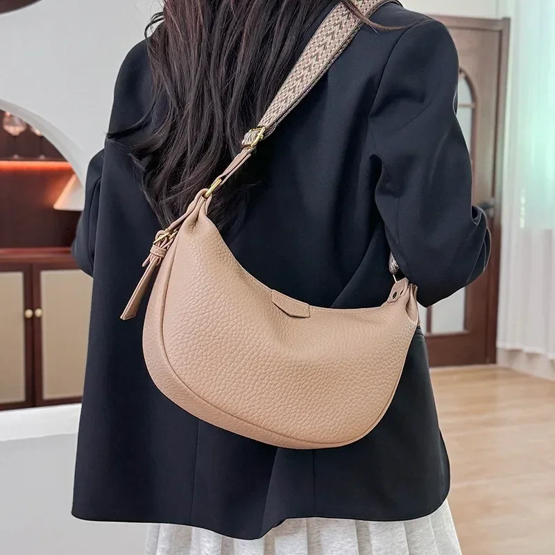 

2025 Ladies' Chic Folded Shoulder Bag, Compact Yet Spacious Design, Lightweight Crossbody with Clean Lines for Everyday Style​​