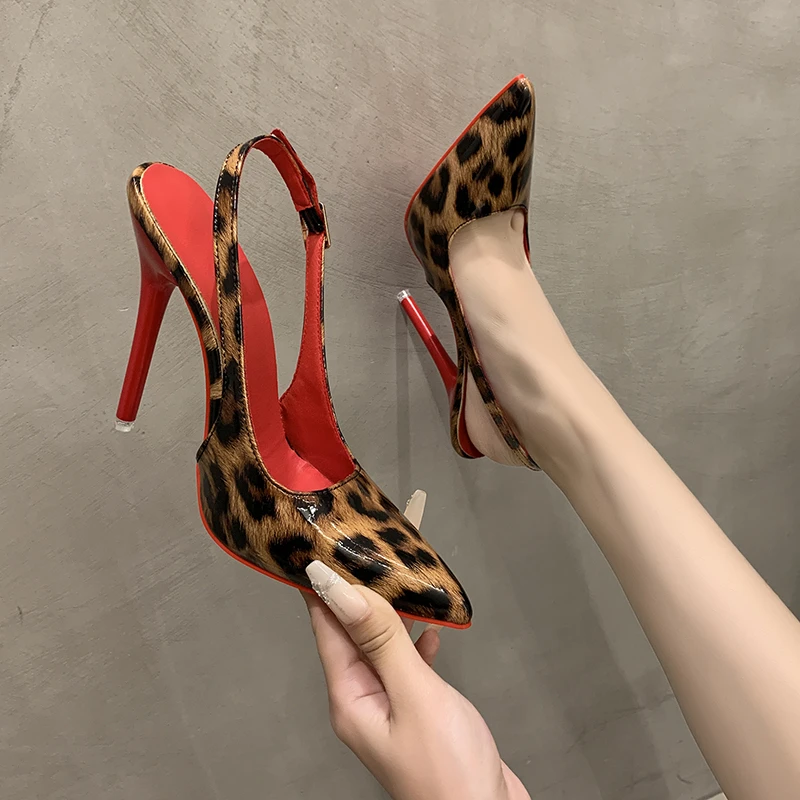 2025 Jahre Frühling und Herbst spitze Zehen hinten leere Sandalen leichter Mund Damen Stiletto Lackleder Einzelschuhe