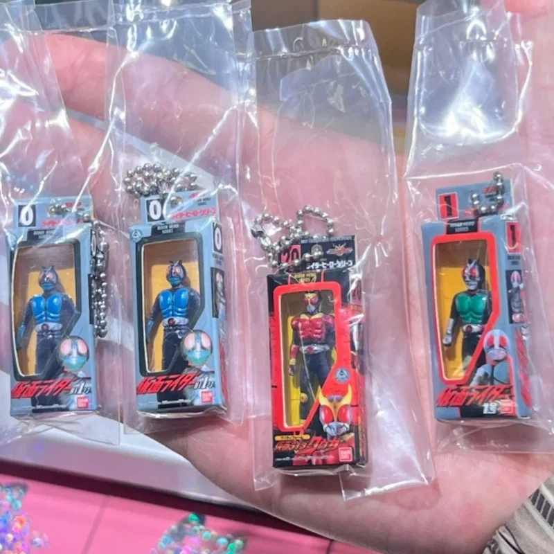 

Мини-фигурка-брелок Bandai Kamen Rider: Куга, Рюки, Кабуто. Коллекционная миниатюрная игрушка-подвеска Gashapon в черной коробке для фанатов аниме.