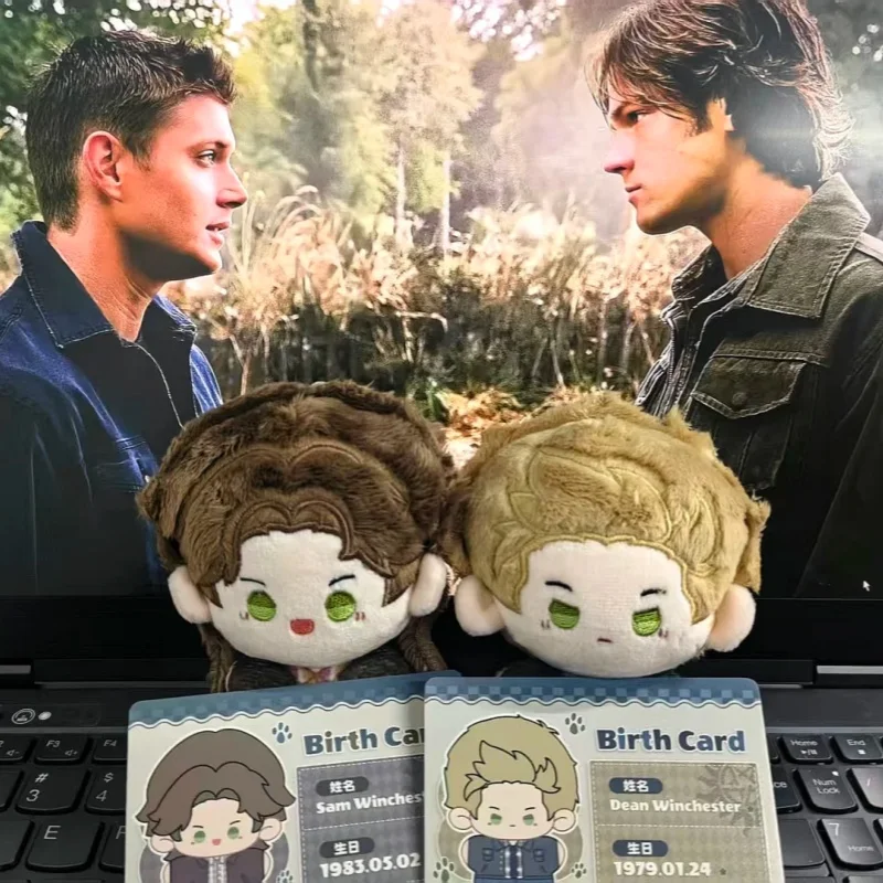 

Плюшевая кукла Дин из серии «Сверхъестественное: Экзорцизм» с карточкой рождения — коллекционная игрушка для фанатов «Сверхъестественного», подарок для коллекционеров.