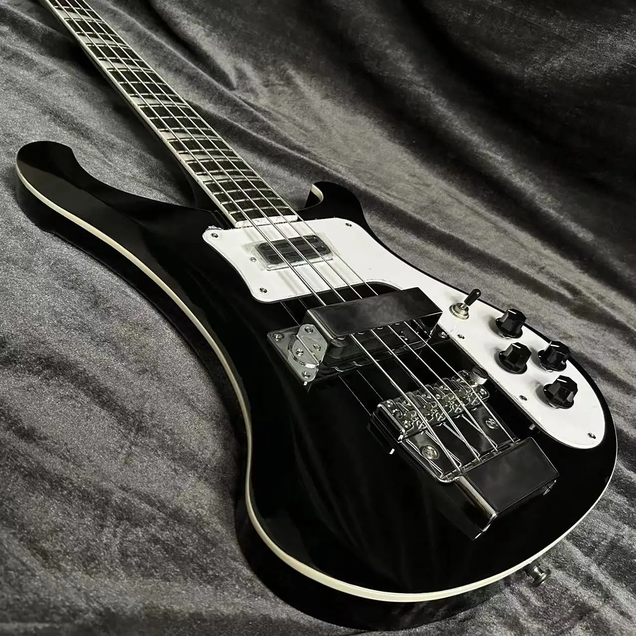 

Hot Sale Bass Guitars 4003 Version Black Color 844 mm Scale Length 22 Frets