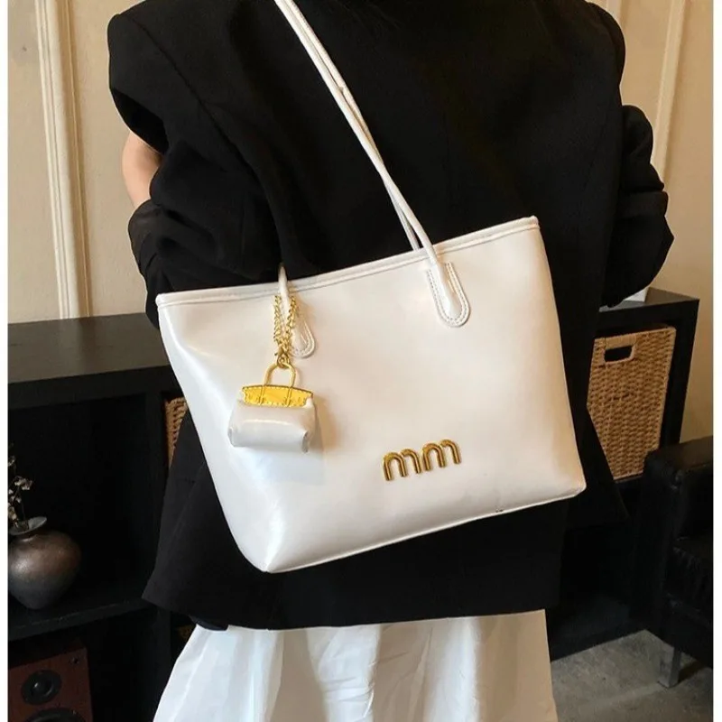 

Minimalist Leather Classic Diaper Bag For Ladies: Elegant Luxury Shoulder Bag, Vintage Fashionable Designer Tote