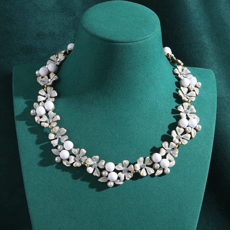 Vintage Flower Choker Necklaces Elegant White Glass Natural Stone Five Leaf Woman Accessories Luxury Jewelry Designers 2025