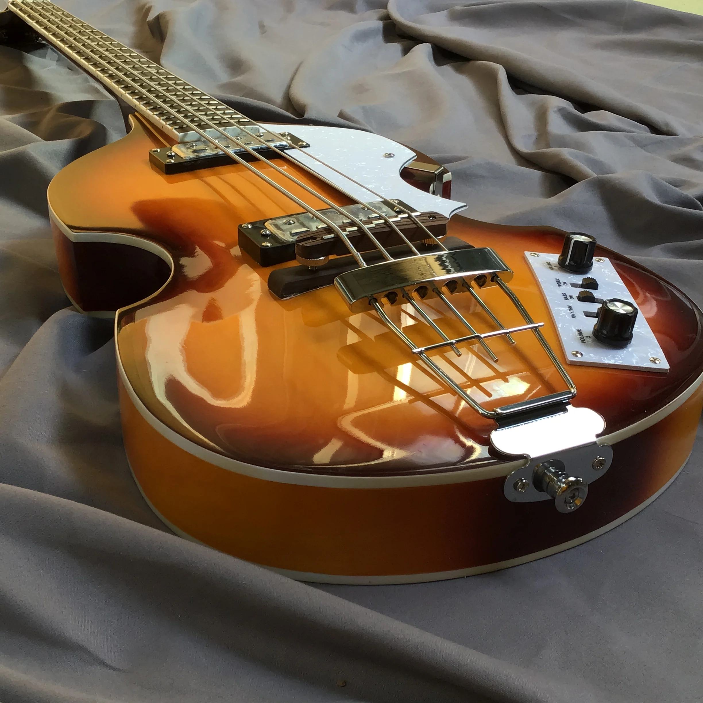 4 Strings Violin Bass Guitar Flamed Maple Top Sunbrust Violin Guitarra Basswood Body High Gloss Finish Right Hand