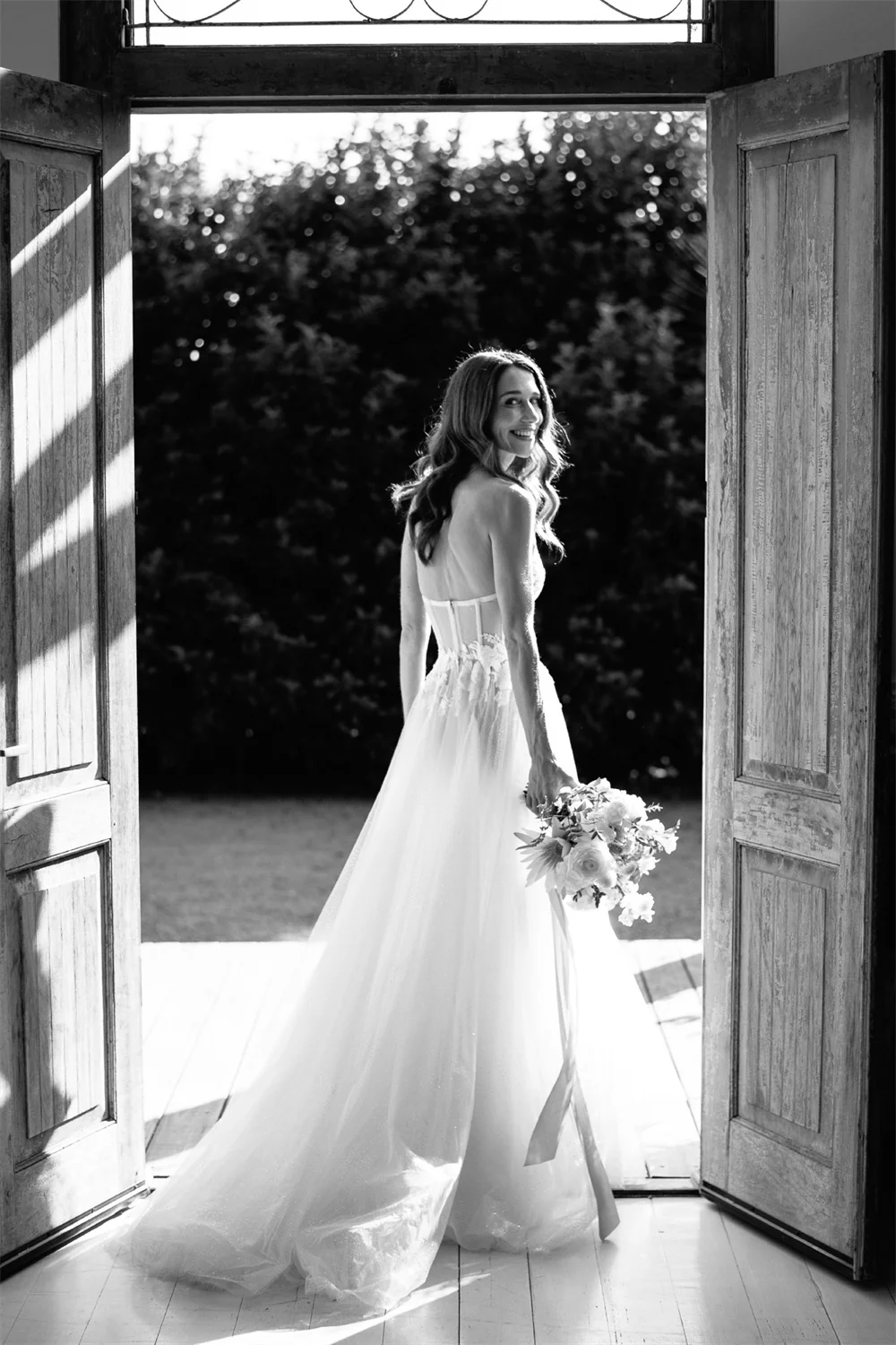 Белое свадебное платье трапециевидной формы на заказ в Токио, без бретелек, без рукавов, на молнии сзади, со шлейфом, свадебное платье, элегантное свадебное платье из тюля