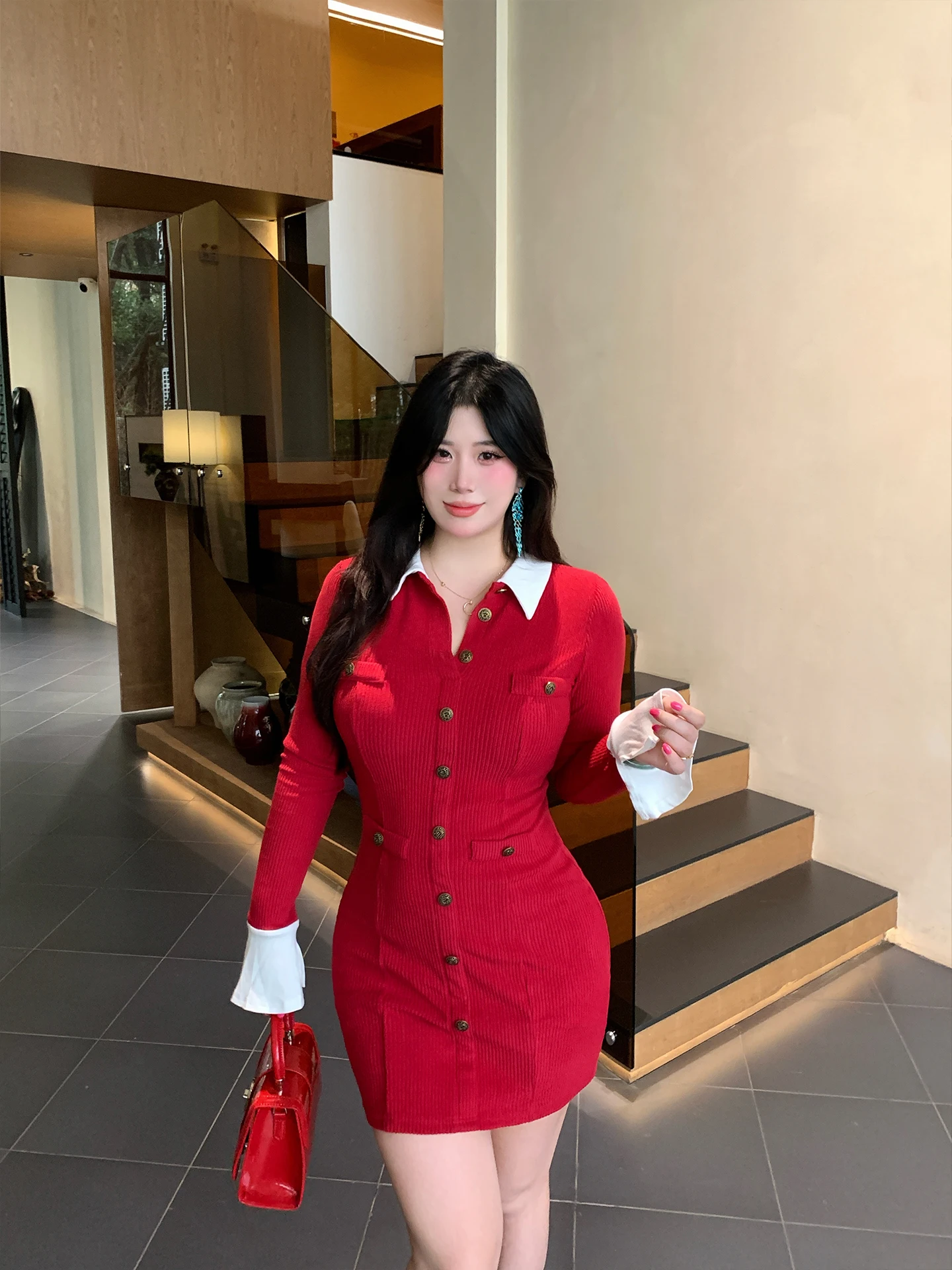 

Модная женская одежда больших размеров: красно-белая короткая юбка и вязаное платье с длинным рукавом для повседневной носки из полиэстера.