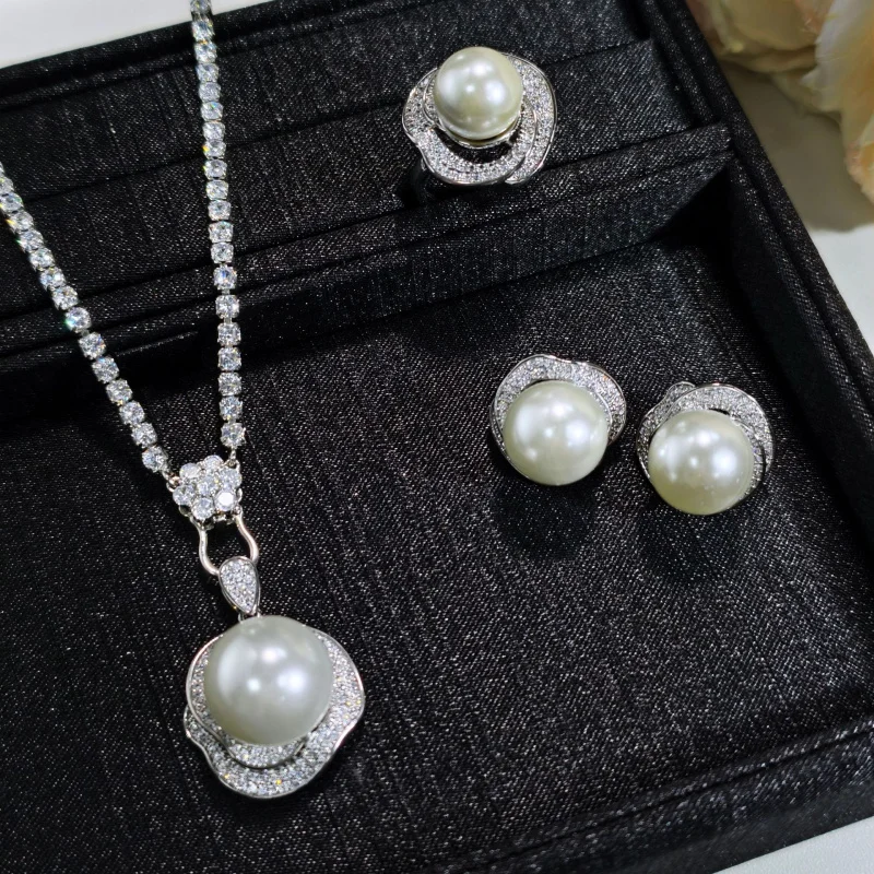 高級天然貝殻、真珠に匹敵するフラワーフルダイヤモンドオープンリング、女性用エレガントで高貴なペンダントイヤリングセット