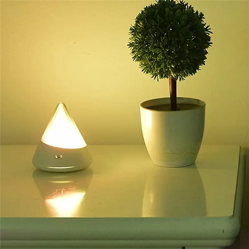 La nuova luce notturna RGB con controllo touch ricaricabile tramite USB adatta per la decorazione domestica all'aperto