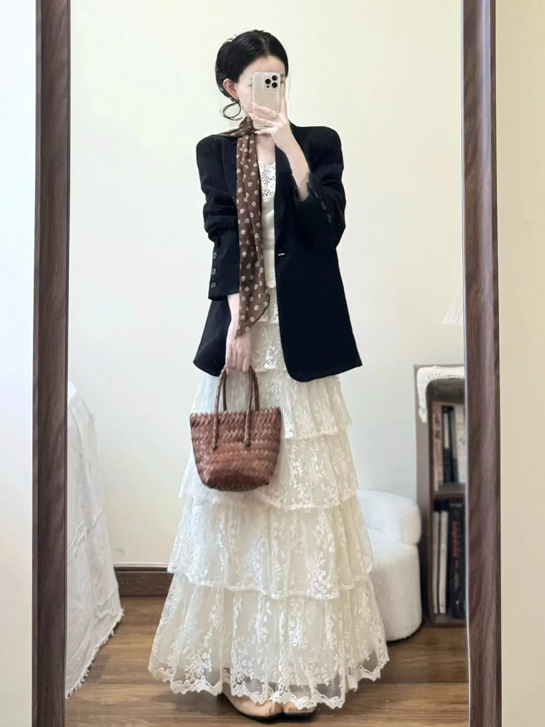 

Elegant Black Lace Suit Set High Waist Skirt And Two Piece Set for Autumn Fashionable Hepburn Style Women's Wear