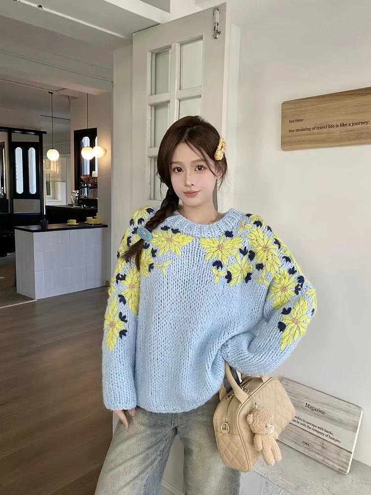 เสื้อสเวตเตอร์ผู้หญิงสีน้ำเงินสไตล์วินเทจ ลายดอกไม้ถักแบบหนา ทรงหลวม ใส่ได้หลายโอกาส สำหรับฤดูใบไม้ร่วงและฤดูหนาว ดีไซน์เก๋ไก๋ เหมาะสำหรับใส่ไปทำงาน