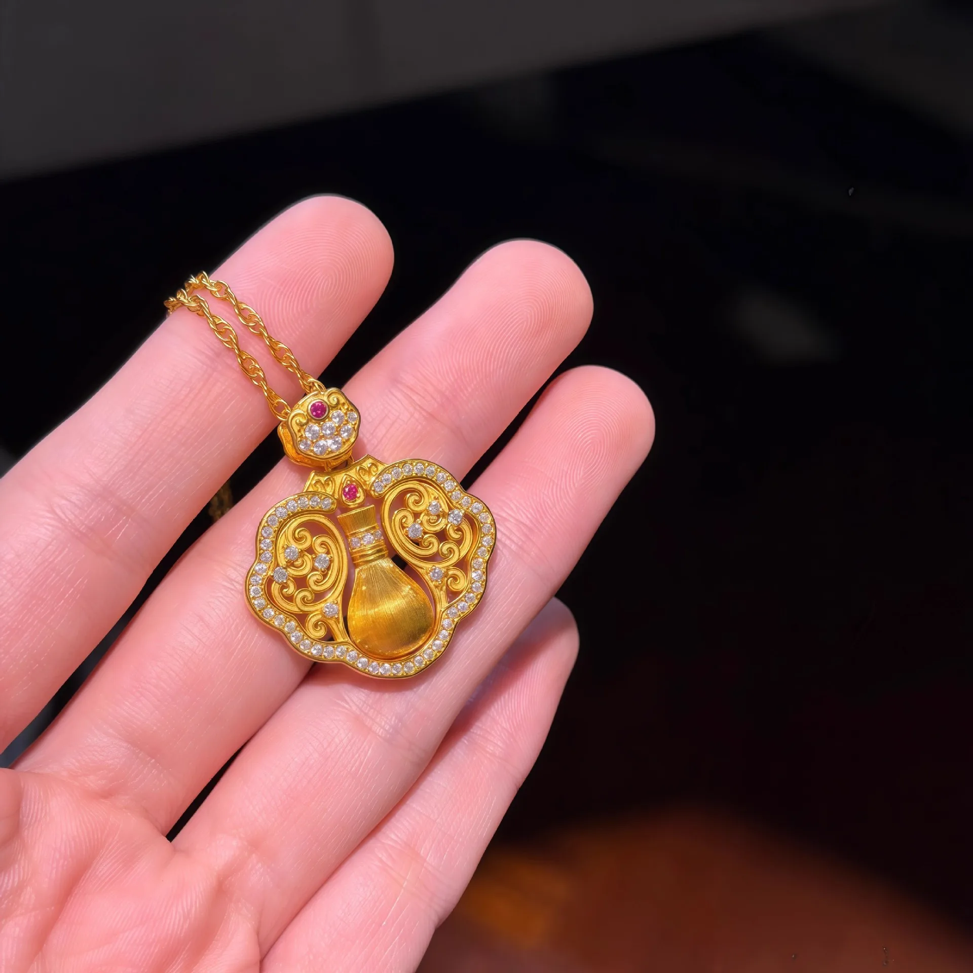 

Vintage exquisite vase pendant antique gold craftsm point diamond hollow out auspicious cloud necklace exquisite banquet jewelry