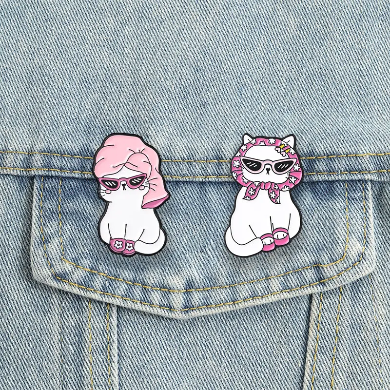 Modisches Katzen-Sonnenbrillen-Halstuch-Emaille-Abzeichen-Set, Coole Haustier-Style-Pin, Rosa Blumen-Handtuch, Metallbrosche, Revers-Accessoire, Geschenk – Detail 2