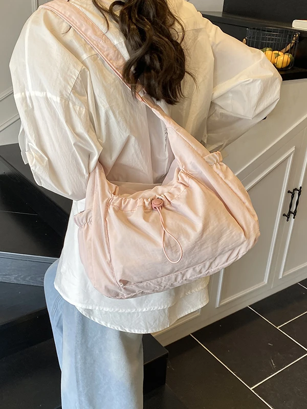 حقيبة قماشية كبيرة السعة بحزام كتف وحبل للإغلاق، مناسبة للتنقل إلى العمل للشباب والشابات