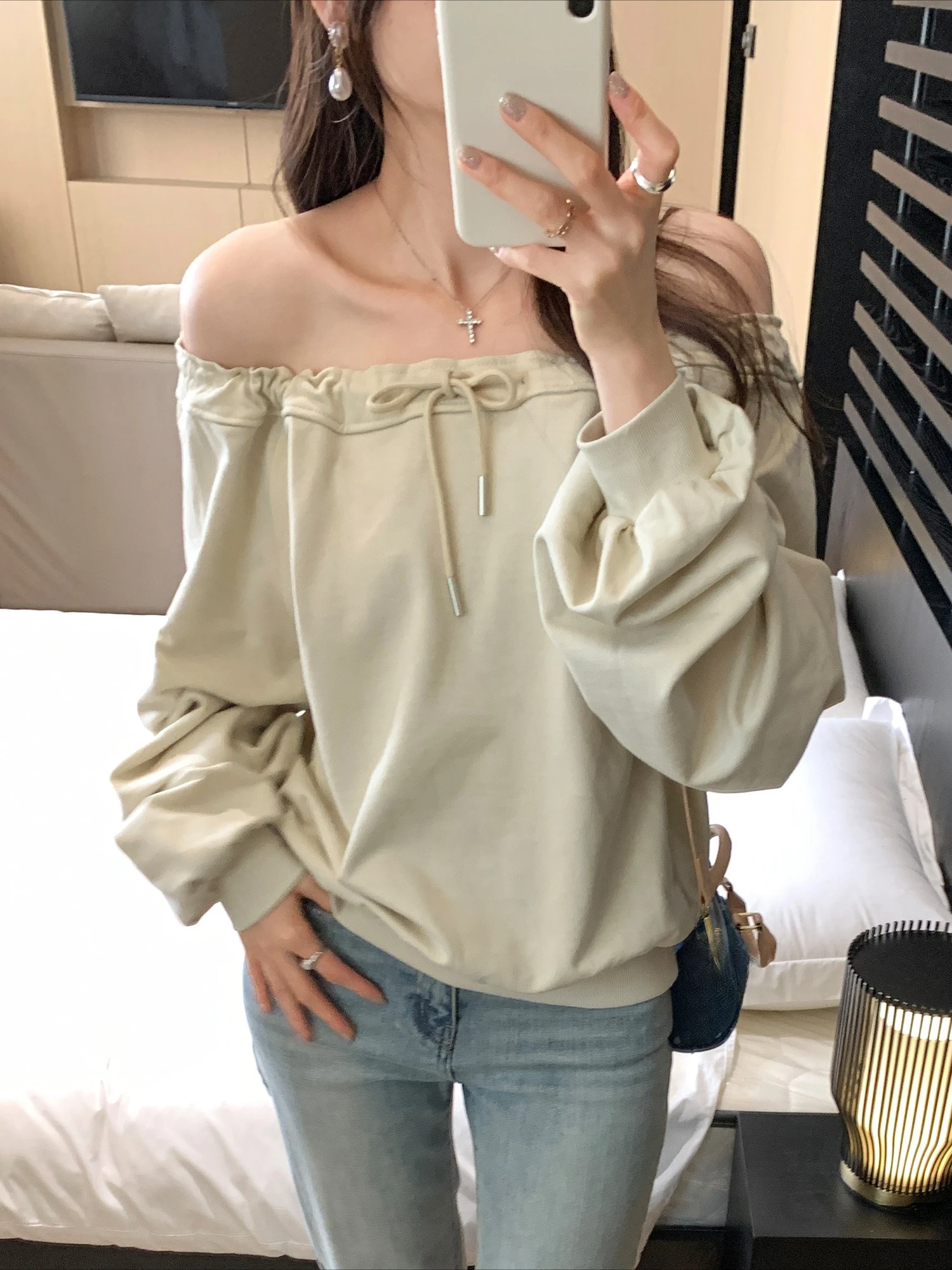 เสื้อยืดผู้หญิงคอเฉียง แขนยาว สไตล์เกาหลี ลำลอง หลวม ผูกเชือก รุ่นใหม่ ปี 2025 สำหรับฤดูใบไม้ผลิและฤดูใบไม้ร่วง