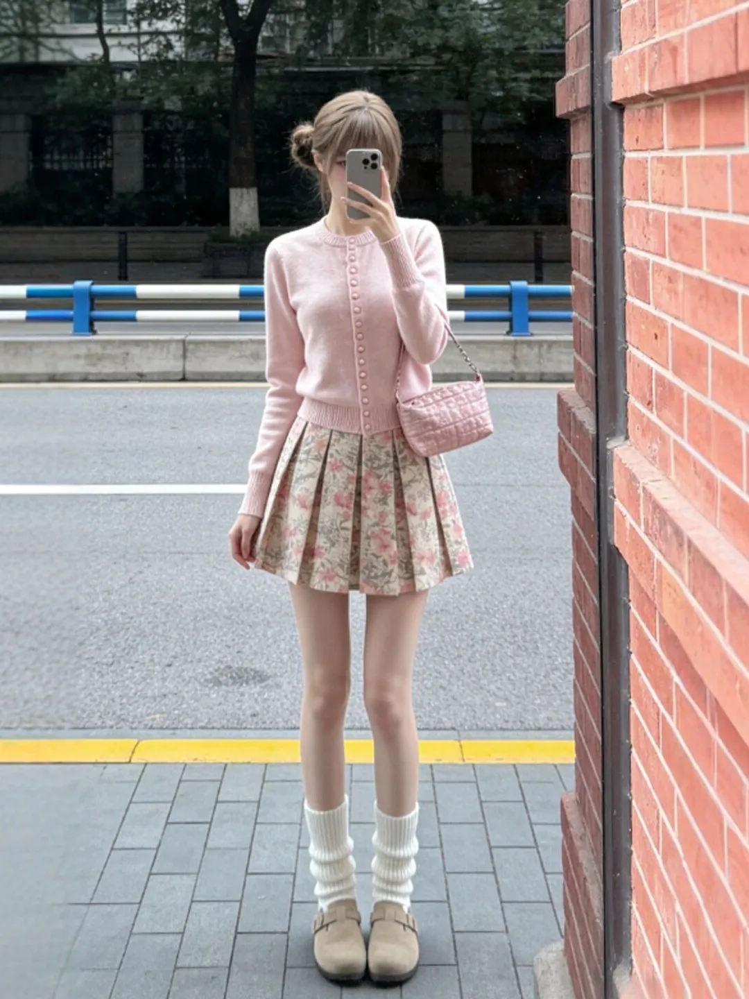 

Нежный цветочный комплект: юбка миди с высокой талией и топ с длинным рукавом. Удобный весенний женский ансамбль.