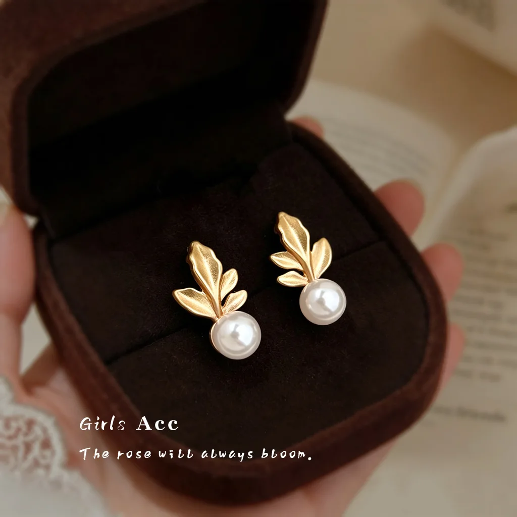 Daily Wear Temperament Matte Maple Leaf Pearl Stud Earrings For Women French Light Luxury Niche Design Senior Sense Ear Jewelry