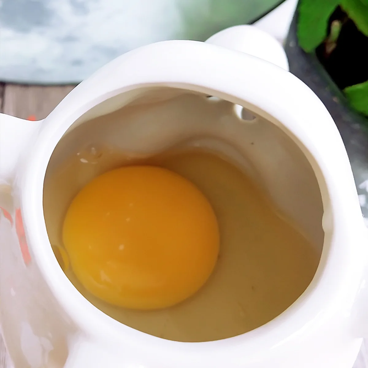 

1Pcs Unique Ceramic Egg White Divider Dwarf Form Handy Kitchen Accessory for Cooking and Baking Separator Divider