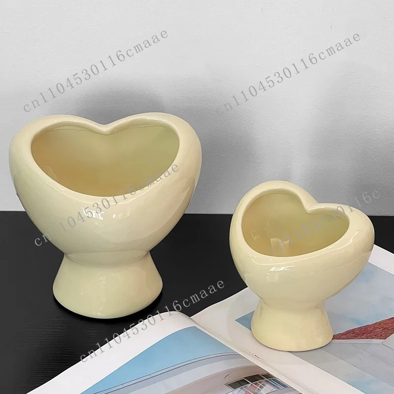 

Lovely heart-shaped peach-shaped vase design ceramic vase for wedding decoration