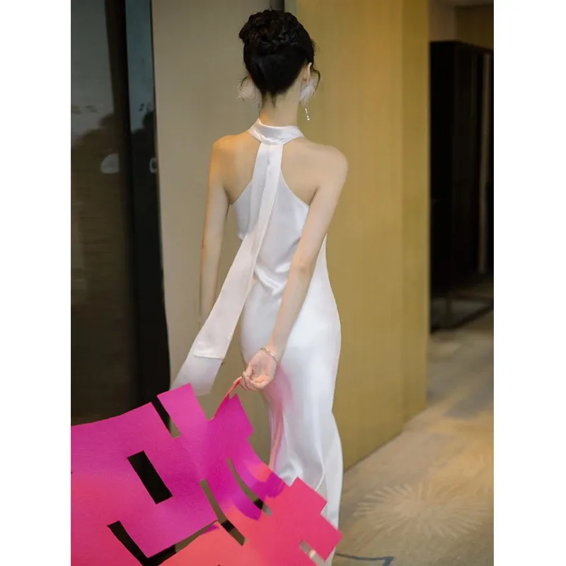 

A white morning dress light and unique for getting marriage certificate registration