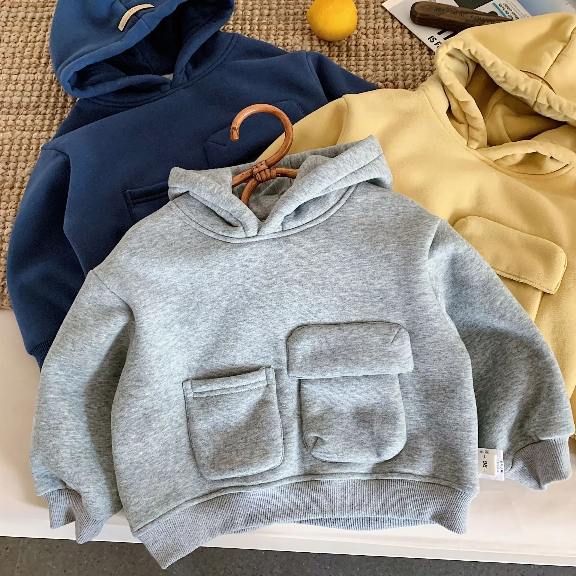 Children's hooded sweatshirt 2026 winter new item for boys, pocket and velvet pullover top, baby winter outfit