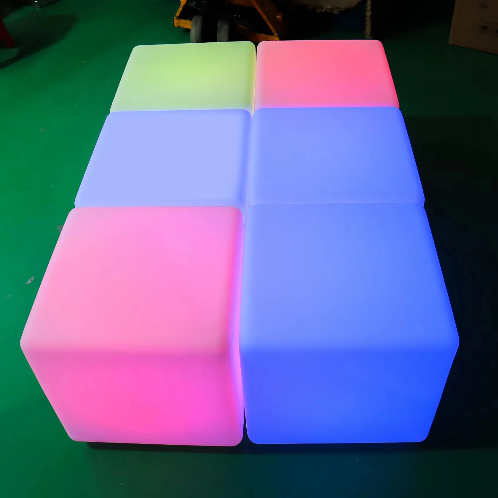 مصباح LED بلاستيكي حديث قابل للتعديل 30-50 سم تصميم مكعب متوهج ثلاثي الأبعاد كرسي بار مضيء للاستخدام المنزلي والبار والمركز