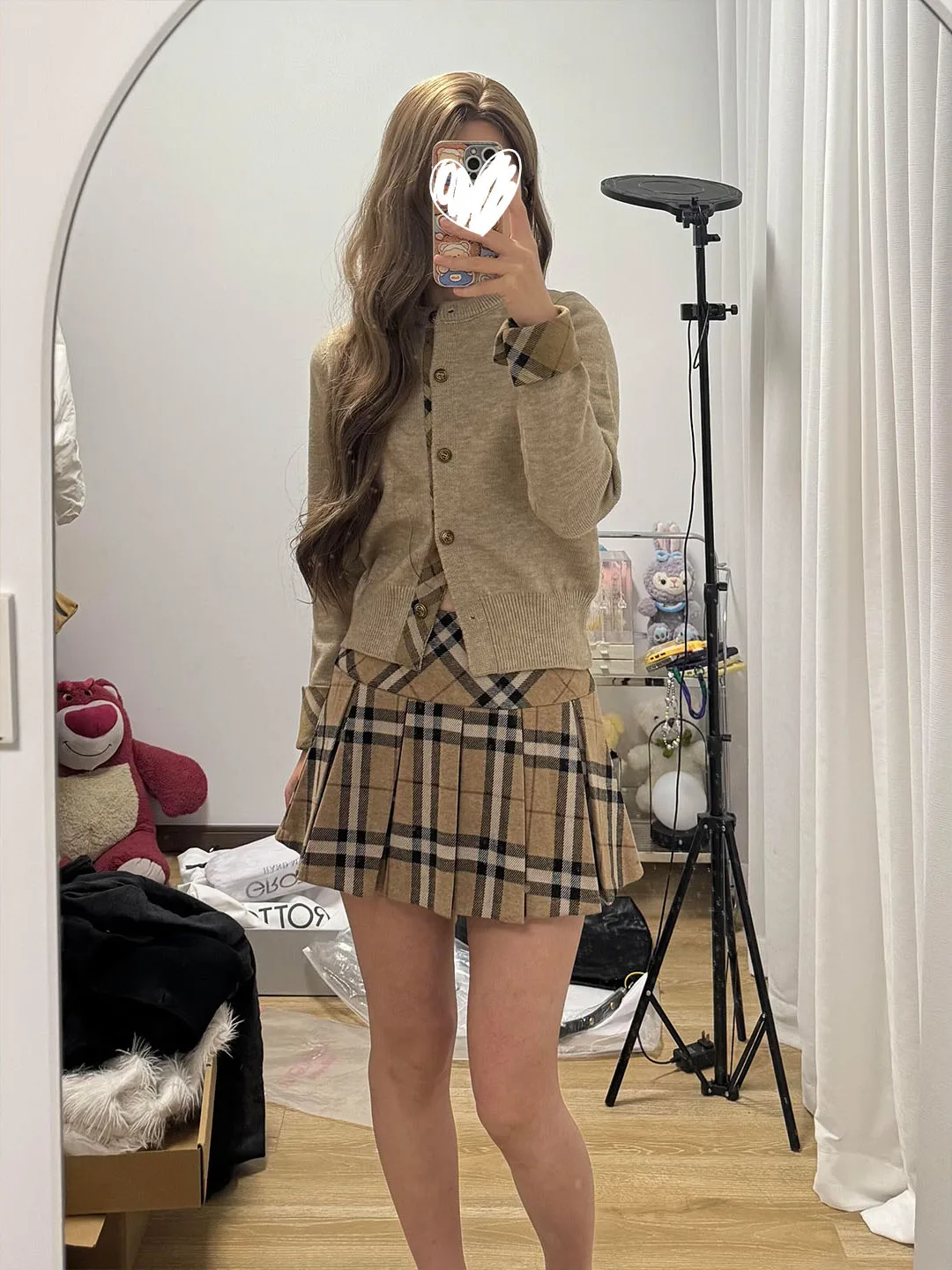 

Комплект в студенческом стиле: вязаный кардиган с круглым вырезом и длинными рукавами, укороченная облегающая юбка с высокой талией. Женская осенне-зимняя мода.