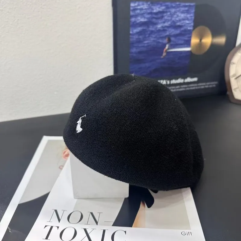 Zwart geborduurde baret voor mannen en vrouwen, herfst-winter lichtgewicht hoed, heren- en damesmode Ins retro ondersteboven hoed