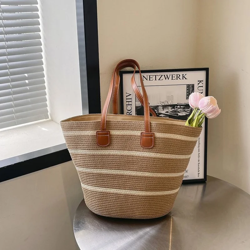 ヌバックレザー製のレディースクロスボディバッグ。トレンディなペルーヴィンテージを特徴とする軽量でソフトなデイリールック。 ​