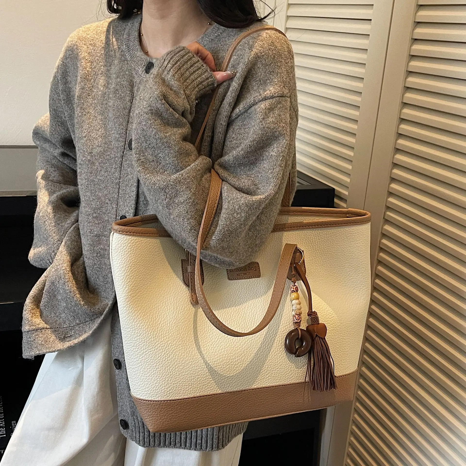 

2023 Новая осенне-зимняя женская большая сумка - высококачественная текстурированная, большая вместимость, минималистская в стиле ретро, универсальная для поездок на работу