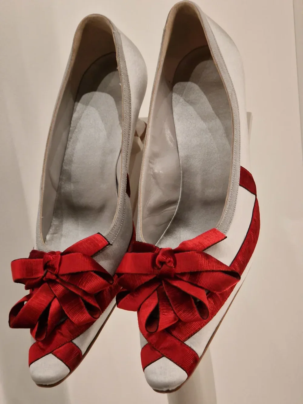 

Retro White Satin Pointed-Toe Kitten Heels Contrast Red Ribbon Bow & Stripe Detail Elegant Lady Low-Cut Shoes for Tea Parties