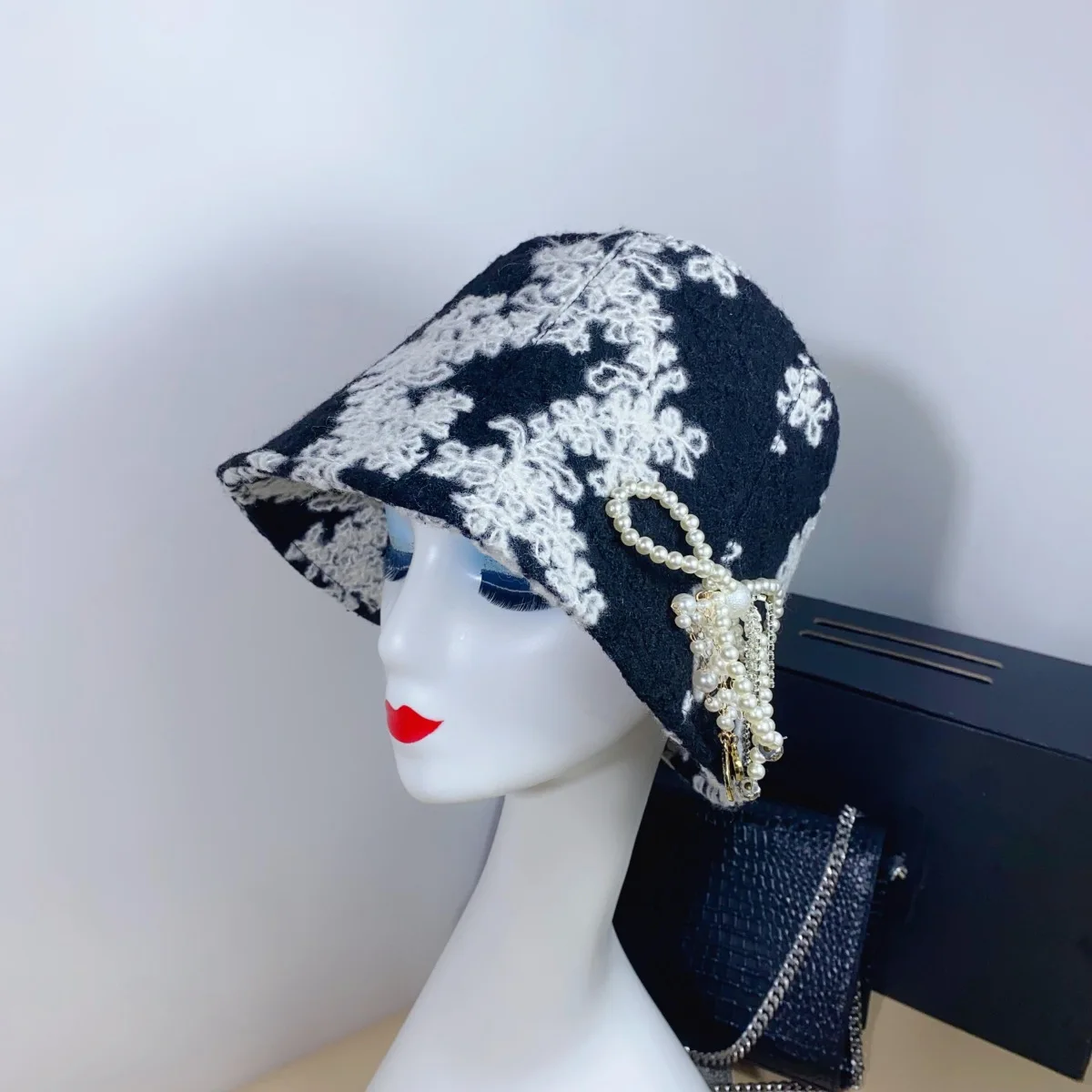 Autunno e inverno Warm Pot Hat Pearl Bow Sparkling Diamond Jacquard ricamo Water Bucket cappello da pescatore femminile