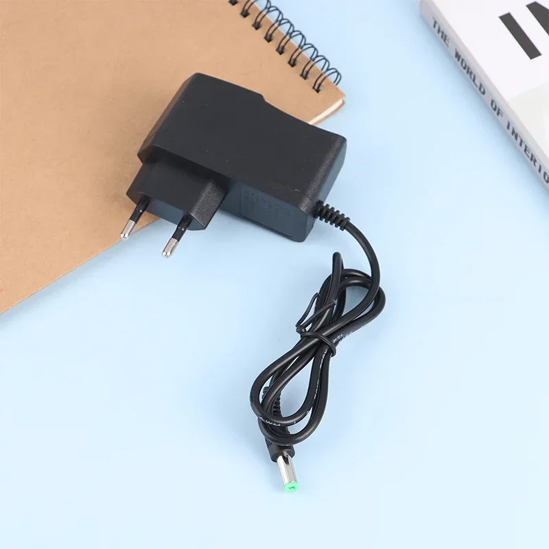 Caricabatterie universale per livello laser 3D/4D Batteria al litio Spina UE Adattatore di alimentazione CA Accessorio livello laser