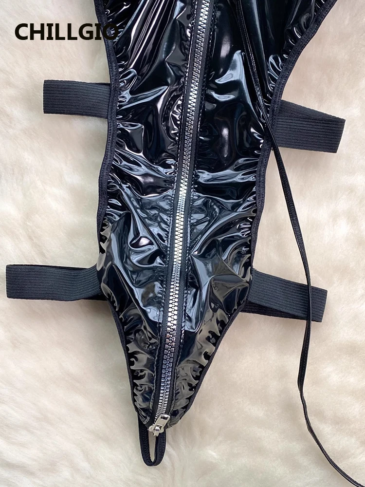 CHILLGIO kadınlar seksi PU fermuar tulumlar Halter moda erotik Strappy Bodysuits Backless tek parça kombinasyonu Bodycon tulum