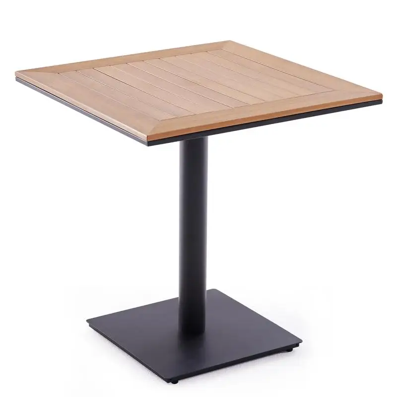 طاولة طعام خارجية مربعة من الخشب البلاستيكي لسطح الحديقة في الفناء الخلفي بجانب حمام السباحة