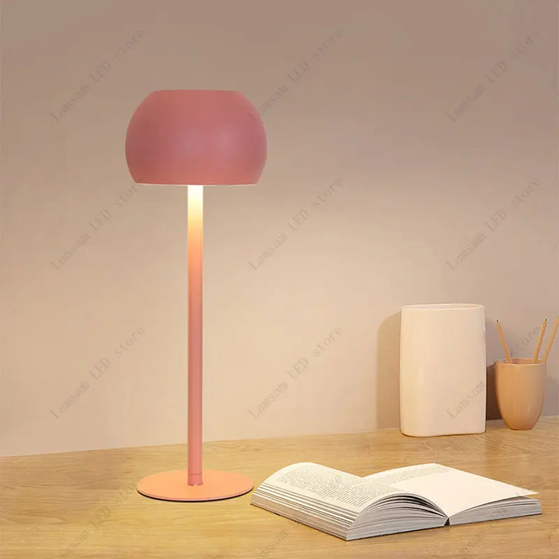 Przenośna metalowa lampa stołowa LED Ładowana przez USB Lampka biurkowa z czujnikiem dotykowym Trójkolorowa lampka nocna Trwała lampka do czytania