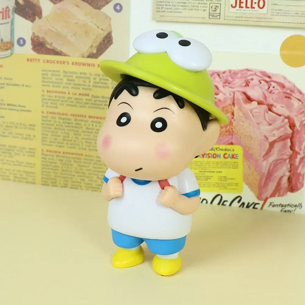 Crayon Shin-Chan Sapo Q Versão Figura Anime, Brinquedos Modelo PVC, Boneca de Escritório, Enfeites Desktop, Presentes de Natal Infantil, Chapéu Kawaii, 13cm