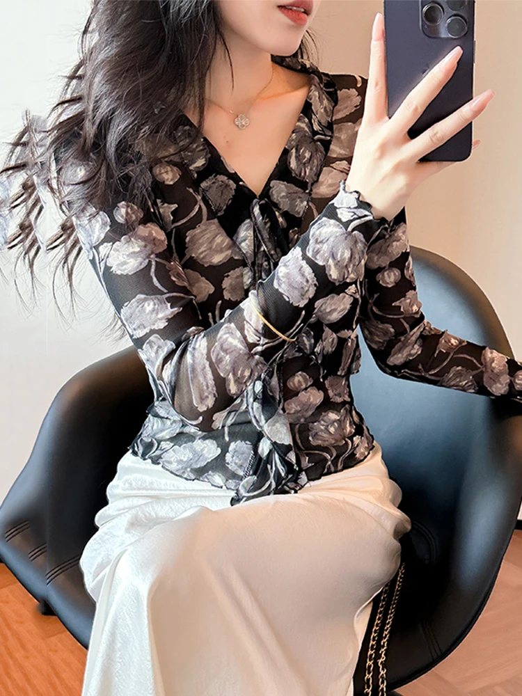 Modny, drukowany, długi rękaw, dekolt w serek, damska bluzka bazowa, koronkowa warstwa, kwiatowy wzór roślinny, dopasowany krój, elegancki.