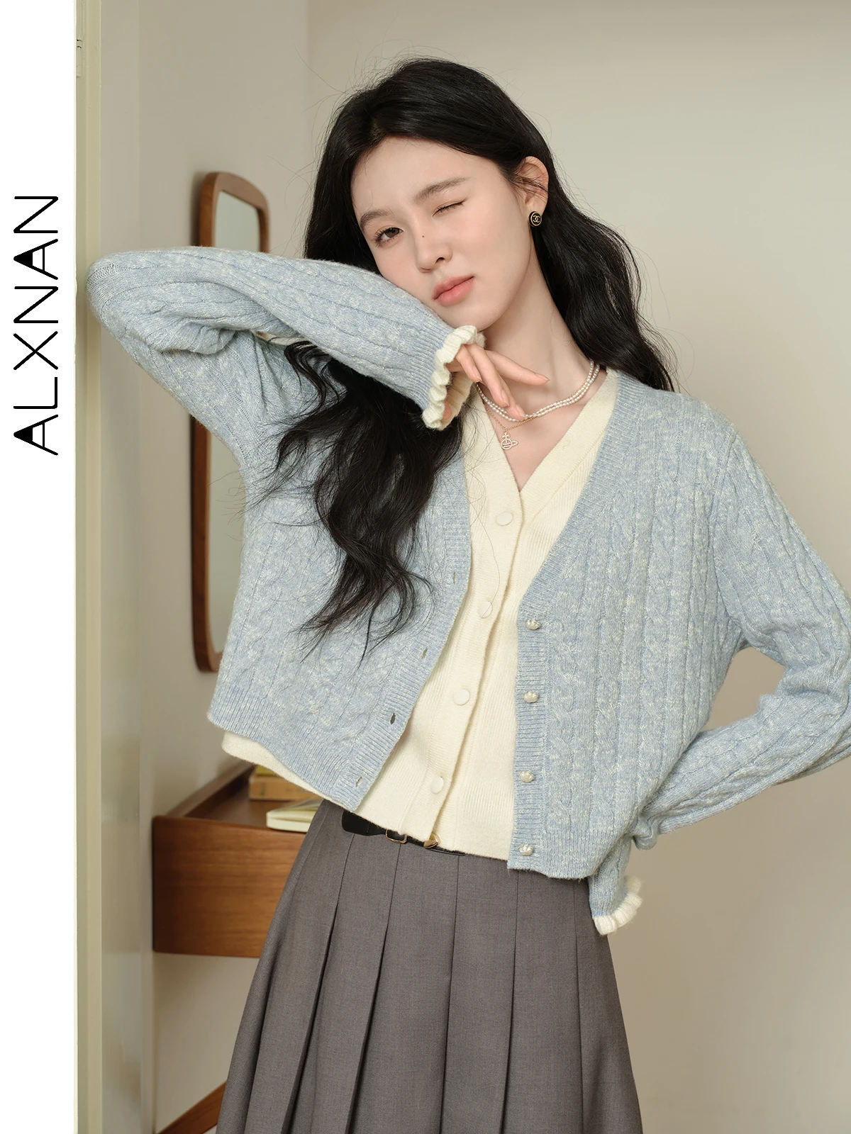 

ALXNAN 2 in 1 Languid Cardigan for Women Patchwork V-neck Silver Border Pearl Flower Buttons Lady Autumn Winter Sweet Top L50115