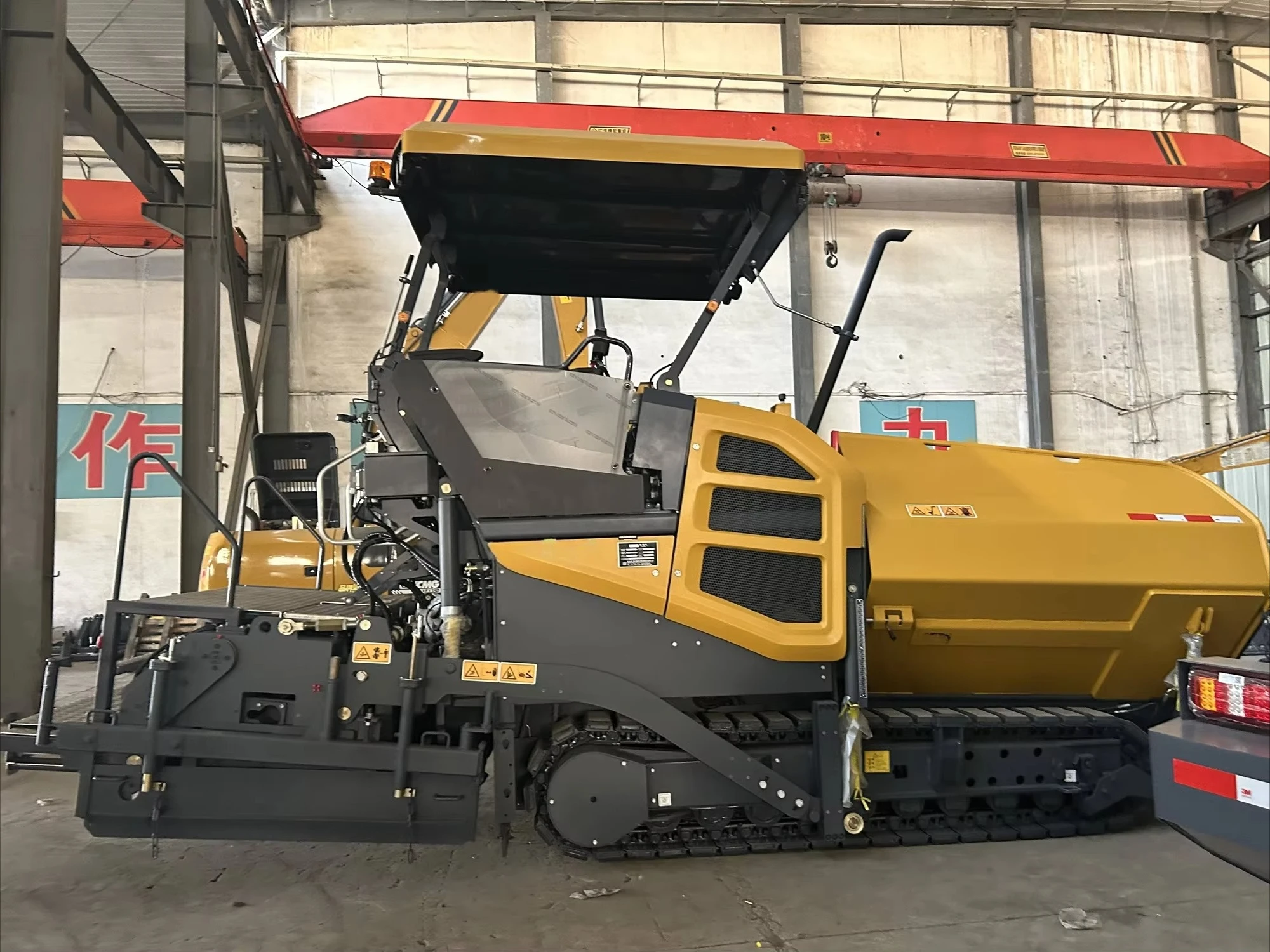 Paving Width Range 2.3-6 m Compact Tracked Paver RP605Heavy Duty Asphalt Paver for Medium Scale Road Paving Projects