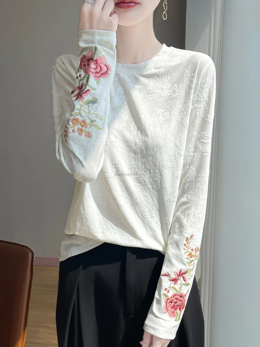 

2025 new chinese national style embroidered flower round collar long sleeve knitted t-shirt for women base layer tang suit top
