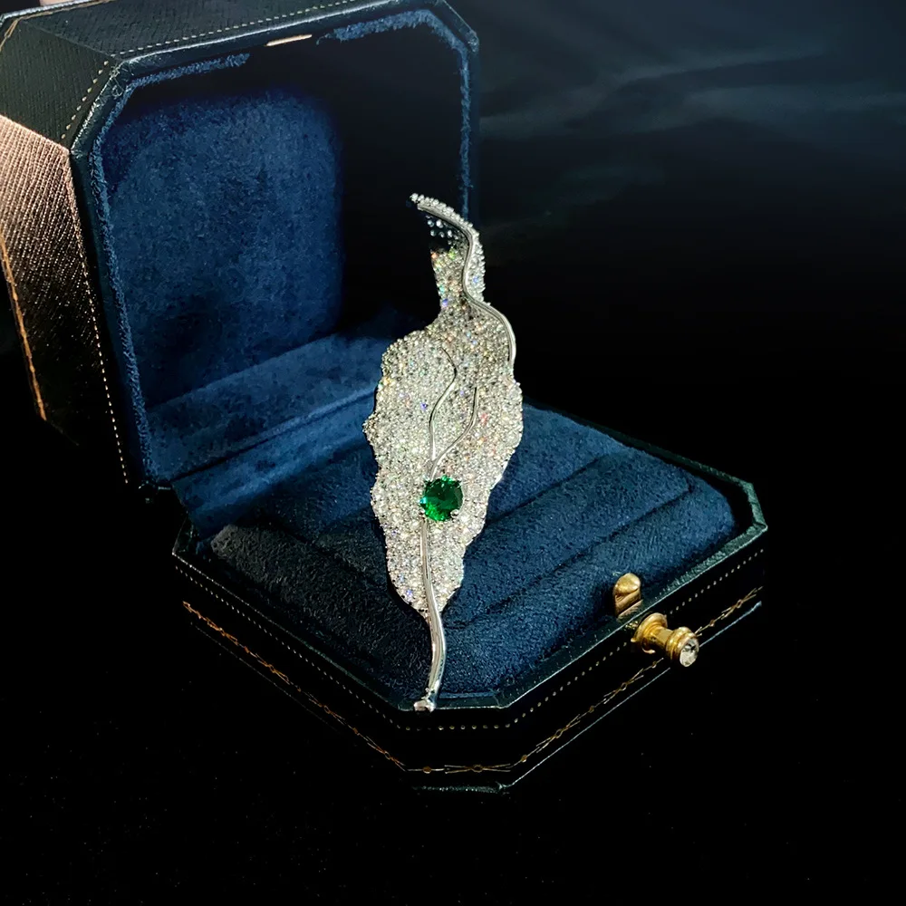 

Luxury Emerald Green Leaf Brooch Sparkling Full Cubic Zirconia Leaf Pin For Coat Dress Vintage Women Party Accessory Jewellery