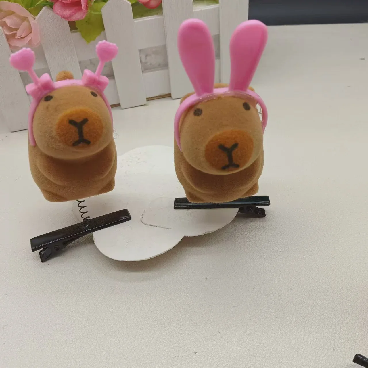 

Wearing a headdress pink headband Kapi Barra hairpin small capybara children's toys class gifts random