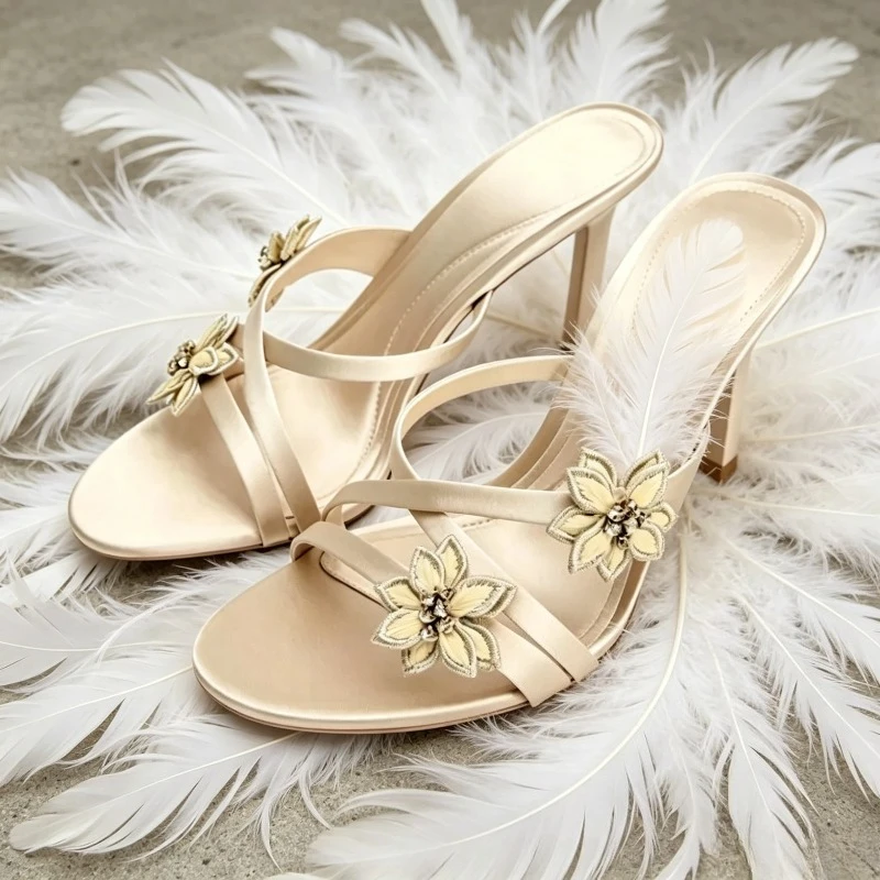 

Flower Applique Satin High Heels Women Crossover Front Straps Detail Round Toe Wedding Dress Shoes Femme Designer Heeled Sandals