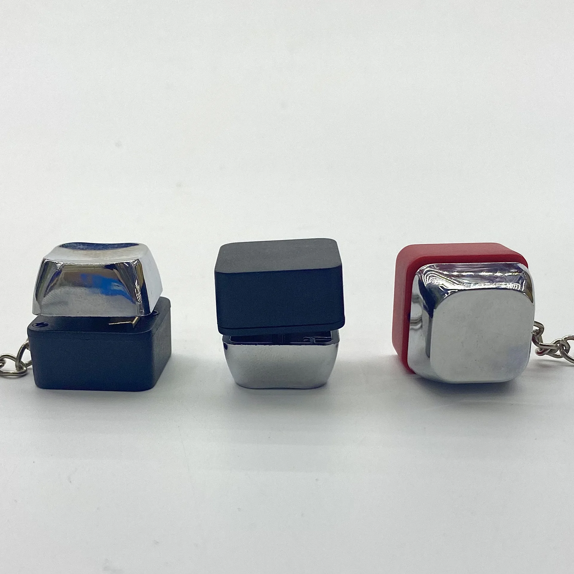 لعبة مزحة الزر الكهربائي محاكاة ساخرة للصدمات الكهربائية قطعة أثرية مع سلسلة مفاتيح زر كهربائي قلادة مزحة هدية صغيرة