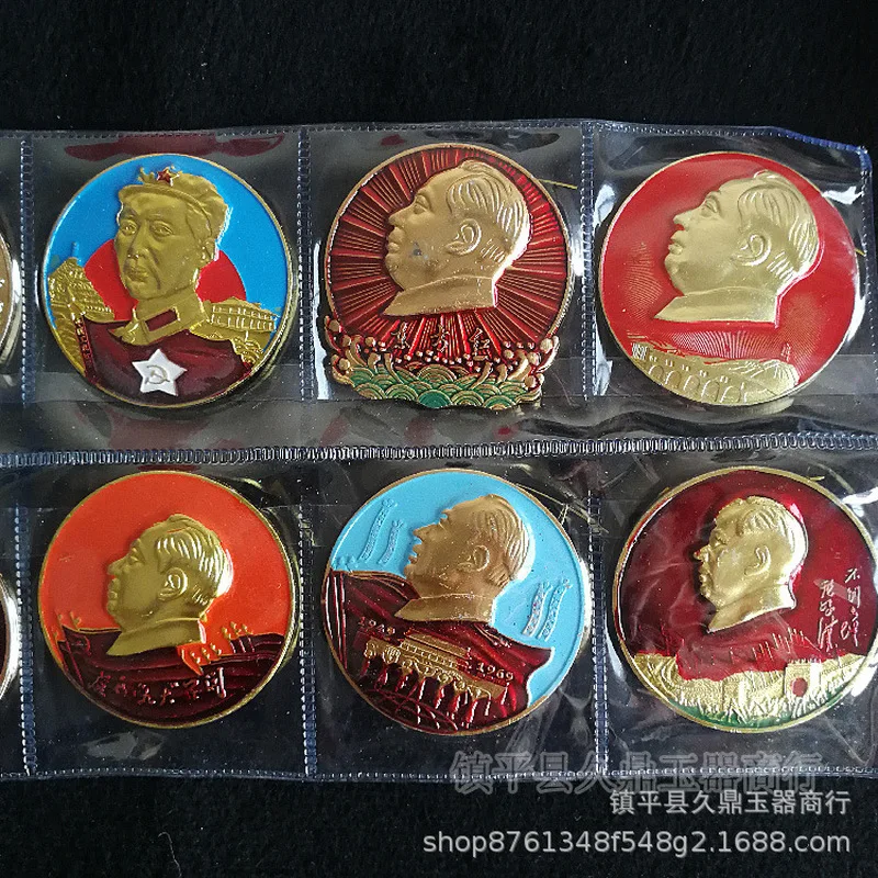 nostalgic collectible , portrait , red tourist Chairman Mao commemorative badge
