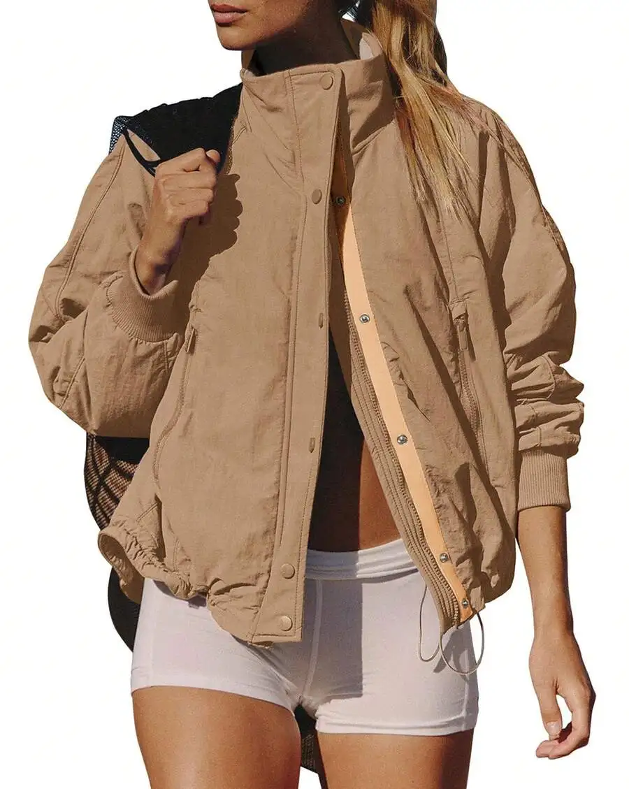 

Женская легкая ветрозащитная куртка с кнопками-защелками и карманами на молнии